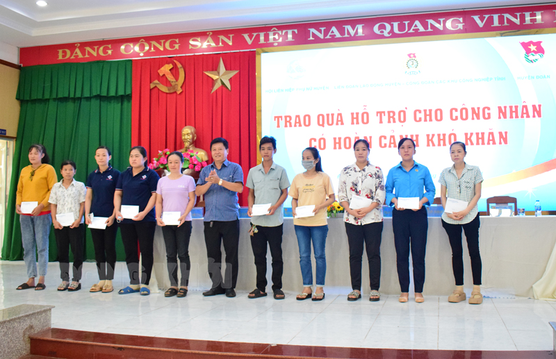 Châu Thành đối thoại với công nhân lao động, phụ nữ và thanh niên Bí thư Huyện ủy Phan Song Toàn trao hỗ trợ cho công nhân lao động.