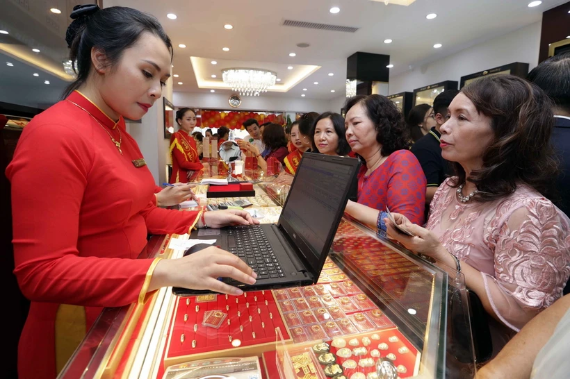 Giá vàng giảm mạnh sau chỉ đạo của Chính phủ thanh tra thị trường vàng Mua bán vàng tại Công ty vàng Bảo Tín Mạnh Hải. (Ảnh: Trần Việt/TTXVN)