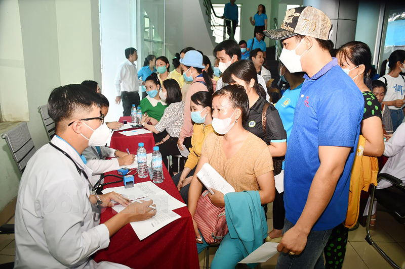 Khám bệnh, tư vấn sức khỏe và phát thuốc cho công nhân lao động nhân Tháng Công nhân năm 2024