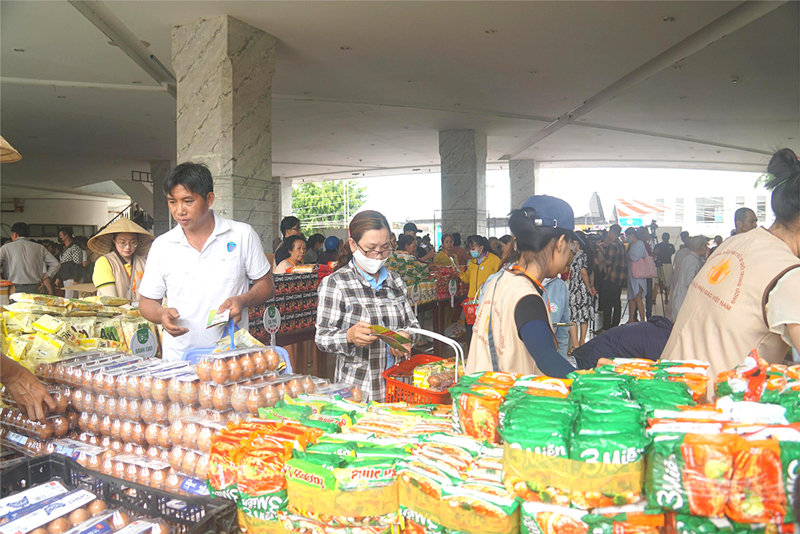 ‘Phiên chợ Từ Tâm’ trao tặng nhiều phần quà cho công nhân lao động