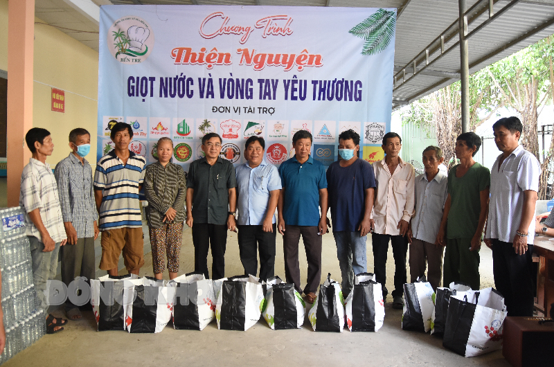 “Giọt nước và vòng tay yêu thương” của Chi hội Ẩm thực xứ Dừa Bến Tre Trưởng ban Dân vận Tỉnh ủy Bùi Văn Bia đến dự và phát quà cho bà con tại xã Long Định, huyện Bình Đại.