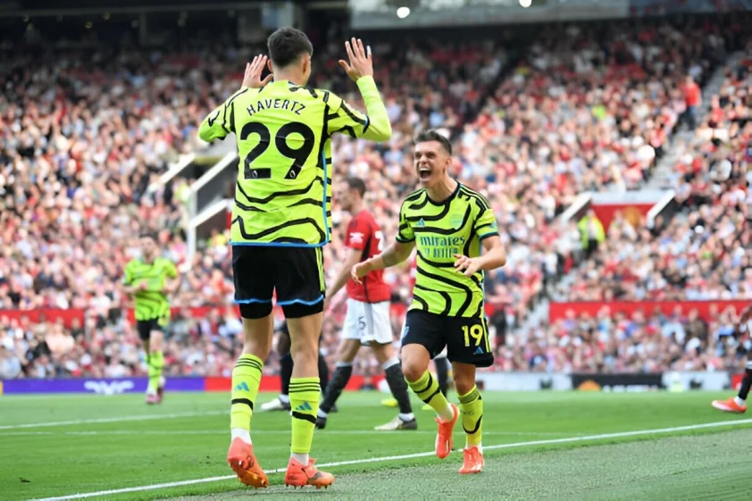 Bắn hạ MU, Arsenal đòi lại ngôi đầu bảng từ Man City Trossard mở tỷ số cho Arsenal (Ảnh: Getty).