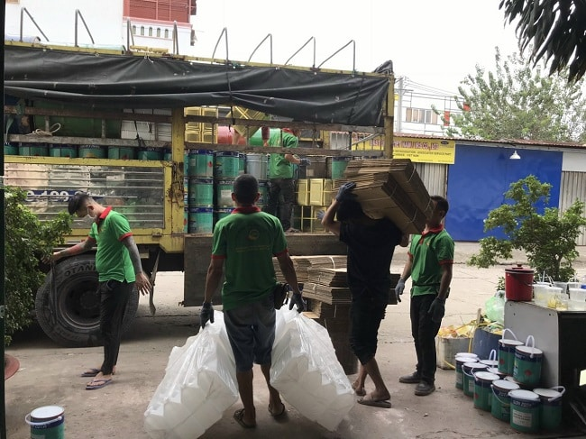 Nhân viên giúp khách hàng thu dọn hàng, bưng bê hàng hóa