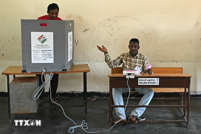 Cử tri bỏ phiếu trong giai đoạn 4 của cuộc tổng tuyển cử tại điểm bầu cử ở Tirupati, bang Andhra Pradesh, Ấn Độ, ngày 13-5-2024. (Ảnh: AFP/TTXVN)
