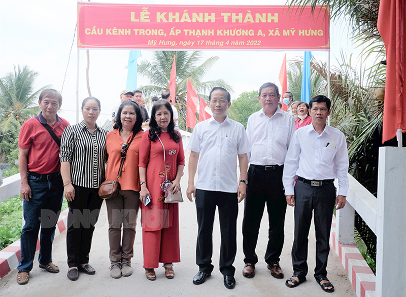 Mỹ Hưng hoàn thành mục tiêu xây dựng xã nông thôn mới Phó chủ tịch Thường trực UBND tỉnh Nguyễn Trúc Sơn (thứ 3, phải sang) dự lễ khánh thành cầu Kênh Trong, ấp Thạnh Khương A, xã Mỹ Hưng.