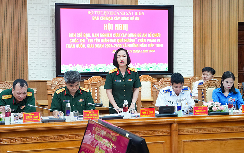 Thượng tá Phan Ái Xuân - Phó Trưởng ban, Ban Phụ nữ Quân đội phát biểu tại hội nghị.