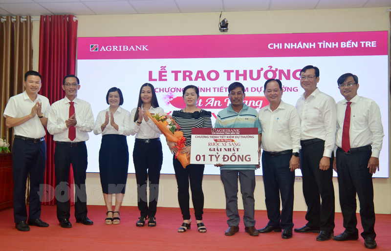 Agribank Chi nhánh tỉnh Bến Tre trao thưởng sổ tiết kiệm trị giá 1 tỷ đồng cho khách hàng Lãnh đạo ngân hàng trao thưởng cho khách hành trúng thưởng giải nhất.