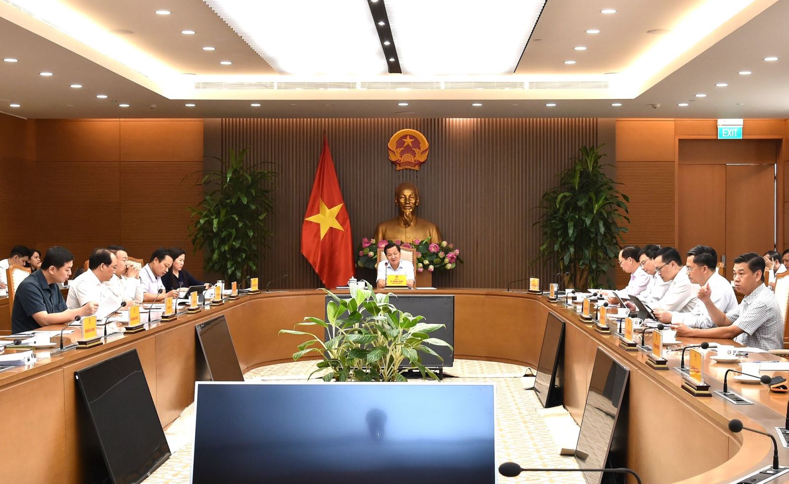 Chậm nhất cuối tuần phải công bố quyết định thanh tra thị trường vàng Phó thủ tướng Lê Minh Khái chỉ đạo Bộ Công an, Thanh tra Chính phủ cử cán bộ tham gia Đoàn thanh tra liên ngành, công bố quyết định thanh tra thị trường vàng trong tuần này. Ảnh: baochinhphu.vn