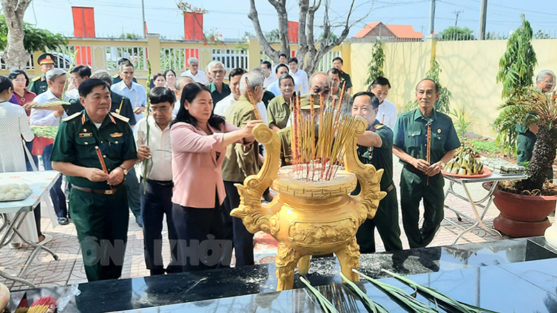 Lễ giỗ lần thứ 56 tưởng niệm anh hùng liệt sĩ Tiểu đoàn 263 Phó chủ tịch UBND tỉnh Nguyễn Thị Bé Mười (thứ 2, trái sang) cùng đoàn công tác thắp hương tại Lễ giỗ lần thứ 56 các anh hùng liệt sĩ Tiểu đoàn 263.