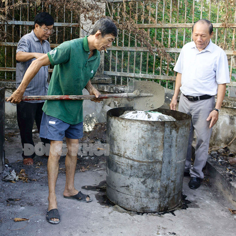 Chủ tịch Hội Cựu chiến binh huyện Mỏ Cày Bắc Nguyễn Thành Ẩn theo dõi quá trình xây lò đốt rác tặng cho Trung tâm Chính trị huyện vào 11-5-2024.