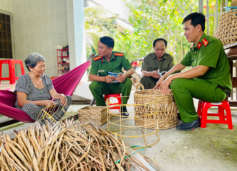 Công an xã xuống địa bàn thăm hỏi, tìm hiểu tâm tư, nguyện vọng của người dân.