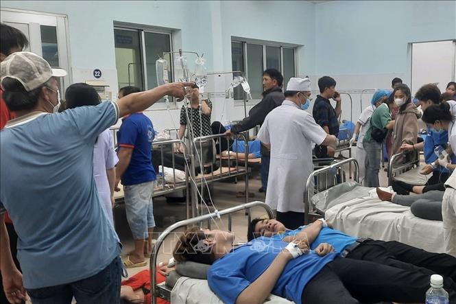 Khoảng 100 công nhân ở Đồng Nai nhập viện cấp cứu nghi ngộ độc thực phẩm Công nhân Công ty TNHH Dechang nhập viện điều trị sau bữa ăn tối với các triệu chứng nghi ngộ độc. Ảnh: TTXVN phát