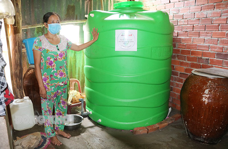 Người dân huyện Mỏ Cày Nam trang bị nhiều dụng cụ chứa nước để ứng phó với mùa khô hàng năm.