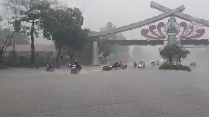 TP. Lào Cai biến thành sông trong cơn mưa sáng 15-5. Ảnh: L.P.S