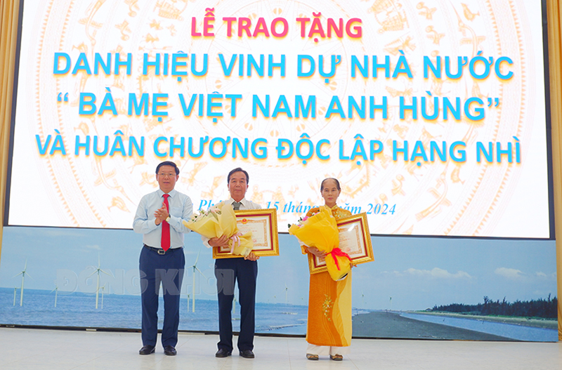 Phó bí thư Thường trực Tỉnh ủy Trần Thanh Lâm trao quyết định truy tặng danh hiệu “Bà mẹ Việt Nam anh hùng” cho đại diện gia đình 2 mẹ.