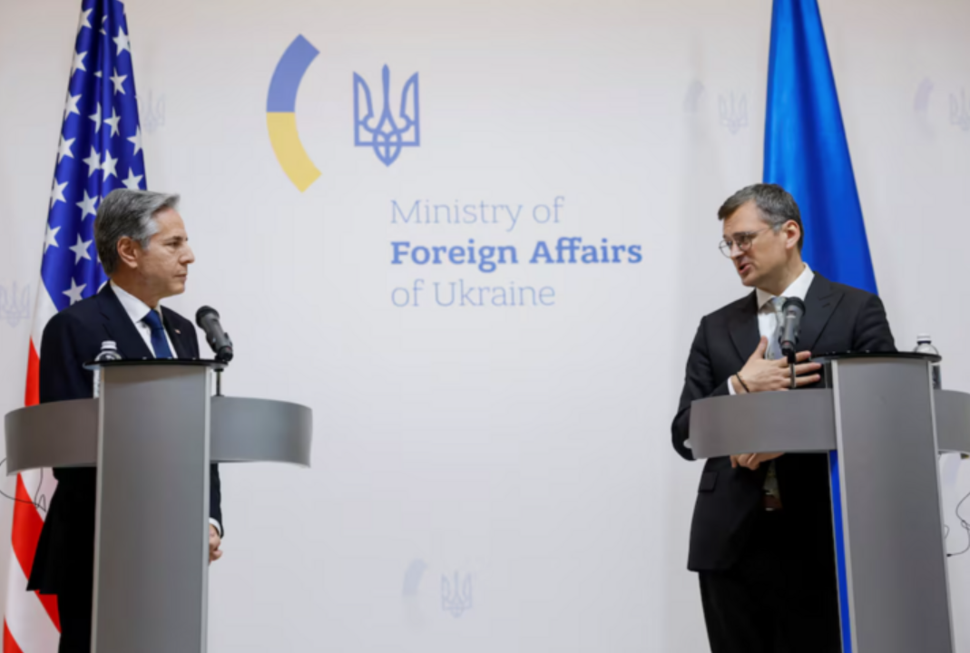Mỹ công bố giải ngân khoản hỗ trợ quân sự 2 tỷ USD cho Ukraine Ngoại trưởng Mỹ Antony Blinken (trái) và người đồng cấp Ukraine Dmytro Kuleba phát biểu tại cuộc họp báo chung. Ảnh: Reuters
