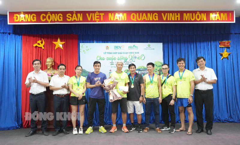 BIDV Bến Tre tổng kết, phát thưởng giải chạy “BIDVRUN - Cho cuộc sống xanh 2024” Trao thưởng cho Câu lạc bộ Bến Tre Runners đã đạt thành tích cao trong đội BIDV Bến Tre.