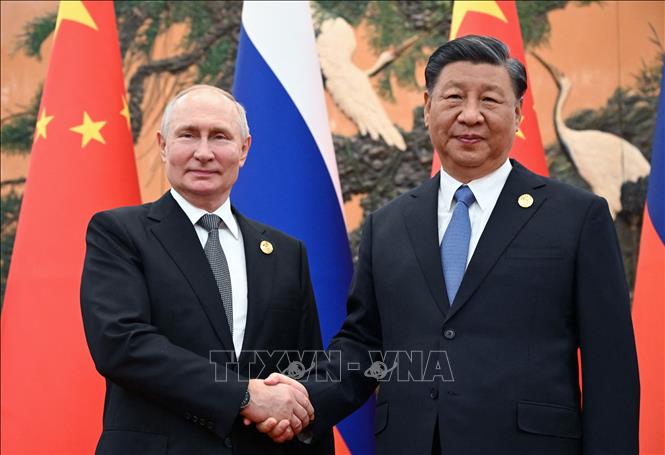 Chủ tịch Trung Quốc hội đàm với Tổng thống Nga tại Bắc Kinh Tổng thống Nga Vladimir Putin (trái) và Chủ tịch Trung Quốc Tập Cận Bình trong cuộc gặp ở Bắc Kinh ngày 18-10-2023. Ảnh (tư liệu): AFP/TTXVN