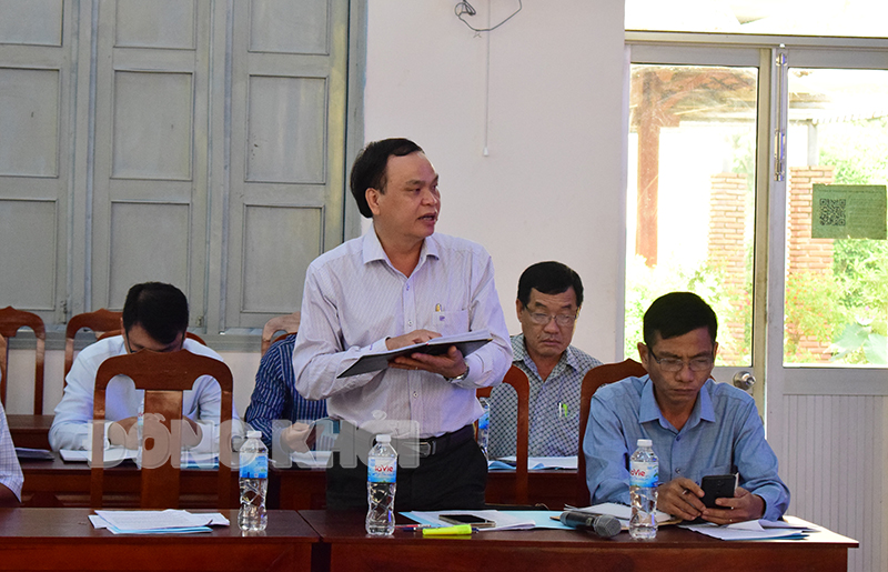 Châu Thành cần xây dựng kế hoạch cụ thể xác định lộ trình xây dựng huyện đạt chuẩn nông thôn mới Phó giám đốc Sở Giáo dục - Đào tạo Võ Văn Luyến phát biểu tại buổi làm việc.