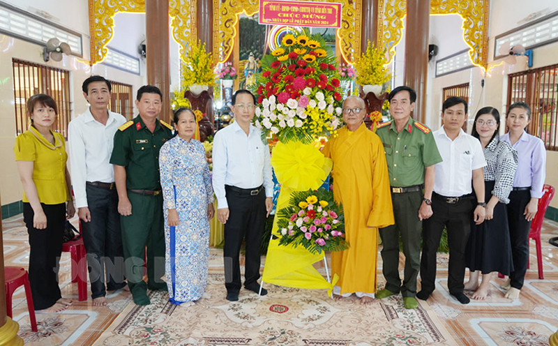 Đoàn thăm, chúc mừng Hòa thượng Thích Lệ Linh - Chùa Từ Ân, xã Tiên Thủy, huyện Châu Thành. Ảnh: Huyền Trang