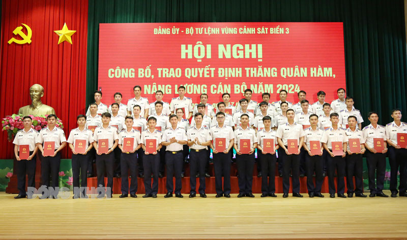 Bộ Tư lệnh Vùng Cảnh sát biển 3: Phát động đợt thi đua cao điểm "30 ngày đêm hành động kiểu mẫu" Thiếu tướng Ngô Bình Minh - Phó bí thư Đảng ủy, Tư lệnh Vùng Cảnh sát biển 3 và Đại tá Cao Xuân Quận - Phó chính ủy Bộ Tư lệnh Vùng Cảnh sát biển 3 trao quyết định thăng quân hàm và nâng lương cho các đồng chí cán bộ sĩ quan.