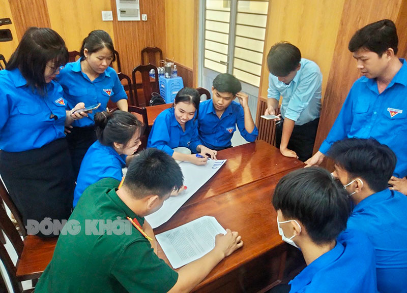 Đoàn viên, thanh niên huyện Mỏ Cày Bắc tham gia sinh hoạt Câu lạc bộ lý luận trẻ với chủ đề “70 năm Chiến thắng Điện Biên Phủ và tìm hiểu Di chúc của Bác”.