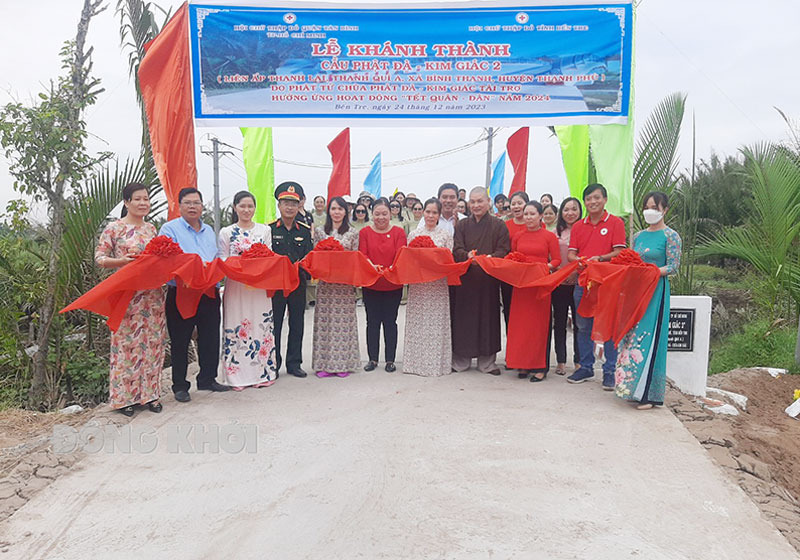 Diện mạo nông thôn Bình Thạnh khởi sắc Khánh thành cầu Phật Đà - Kim Giác 2 trên địa bàn xã Bình Thạnh. Ảnh: V. Minh