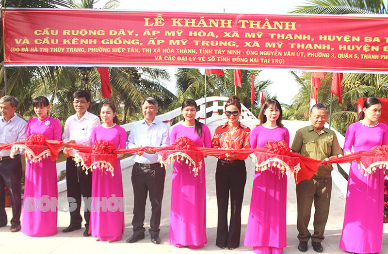 Khánh thành cầu bê-tông nông thôn tại xã Mỹ Thạnh (Ba Tri), do Hội Cựu chiến binh huyện vận động hỗ trợ kinh phí.