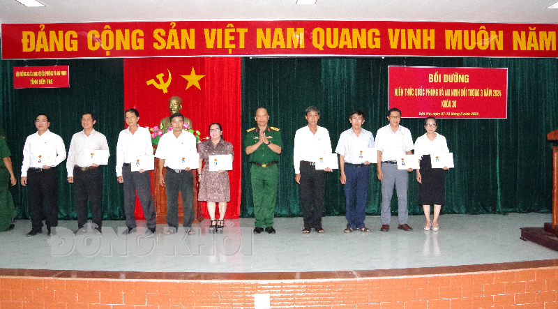 Trao chứng nhận cho các học viên.