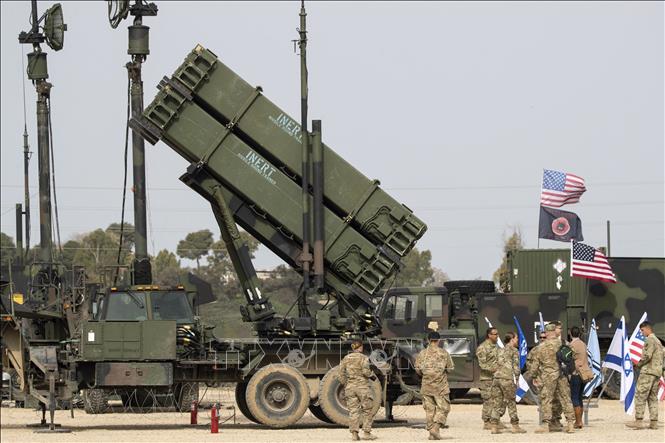 Hạ viện Mỹ thông qua dự luật ngăn Tổng thống Biden ngừng cấp vũ khí cho Israel Hệ thống phòng không Patriot của Mỹ trong cuộc tập trận chung Mỹ - Israel tại căn cứ Hatzor ở Israel. Ảnh tư liệu: AFP/TTXVN
