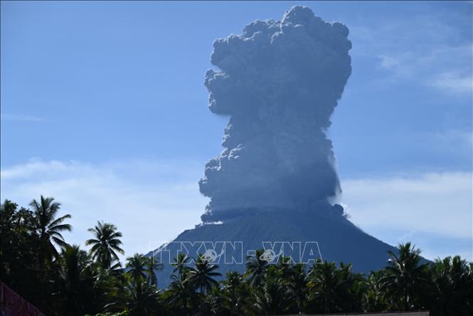 Indonesia: Sơ tán hàng trăm người gần núi lửa đang phun trào Cột tro bụi phun lên từ miệng núi lửa Ibu ở tỉnh Bắc Maluku, Indonesia, ngày 13-5-2024. Ảnh: AFP/TTXVN