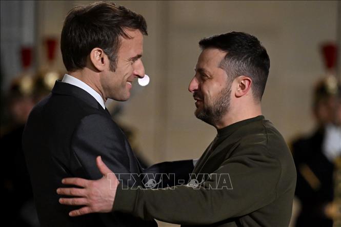 Tổng thống Ukraine bác đề xuất của Pháp ngừng bắn trong thời gian tổ chức Olympic Tổng thống Pháp Emmanuel Macron (trái) và Tổng thống Ukraine Volodymyr Zelensky tại cuộc gặp ở Paris ngày 8-2-2023. Ảnh: AFP/TTXVN