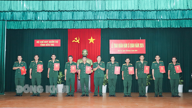 Đại tá Nguyễn Văn Hoa - Chính ủy Bộ Chỉ huy Quân sự tỉnh trao quyết định thăng quân hàm từ Thiếu tá lên cấp Trung tá.