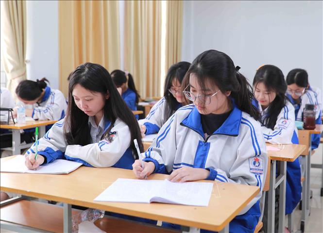 Thủ tướng Chính phủ yêu cầu tổ chức các Kỳ thi năm 2024 nghiêm túc, an toàn Giờ học ôn tập của học sinh lớp 12 chuyên Văn, trường THPT chuyên Lê Quý Đôn (tỉnh Lai Châu). Ảnh: Quý Trung/TTXVN