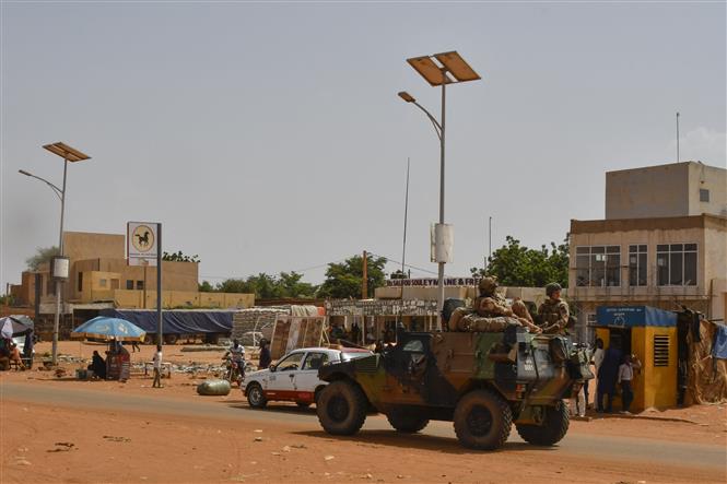 Mỹ vạch kế hoạch rút quân khỏi Niger Trước khi Mỹ rút quân khỏi Niger, binh sĩ Pháp cũng bị buộc phải rời khỏi nước này. Ảnh: AFP/TTXVN
