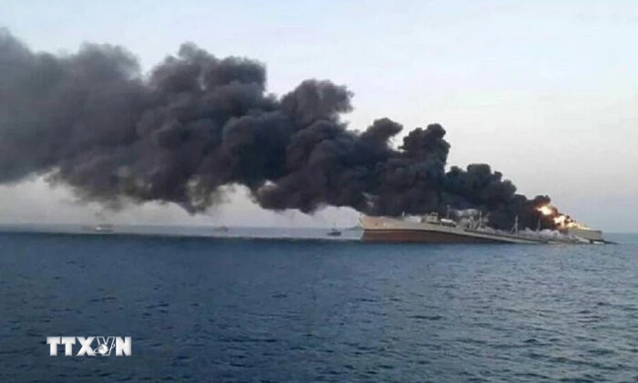 Tàu chở dầu Panama bị trúng tên lửa và bốc cháy ngoài khơi Yemen Khói bốc lên ngùn ngụt từ một con tàu bị lực lượng Houthi tấn công trên Biển Đỏ. (Ảnh: IRNA/TTXVN)