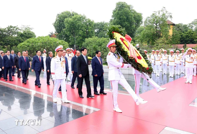 Đoàn đại biểu Lãnh đạo, nguyên Lãnh đạo Đảng, Nhà nước tới đặt vòng hoa tưởng niệm các Anh hùng Liệt sỹ tại Ðài tưởng niệm các Anh hùng liệt sỹ ở đường Bắc Sơn. (Ảnh: Phạm Kiên/TTXVN)