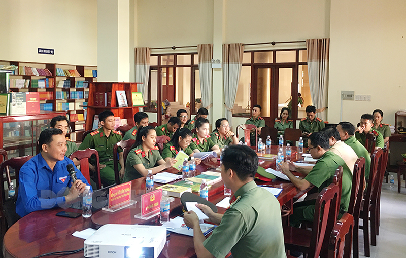Quang cảnh buổi sinh hoạt chuyên đề.