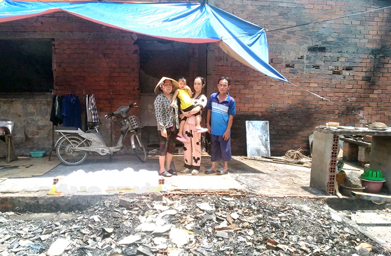 Một gia đình lâm vào cảnh khốn khó vì hỏa hoạn Một góc nhà của ông Lê Nguyên Bá sau khi xảy ra hỏa hoạn. Ảnh: Chí Thiện