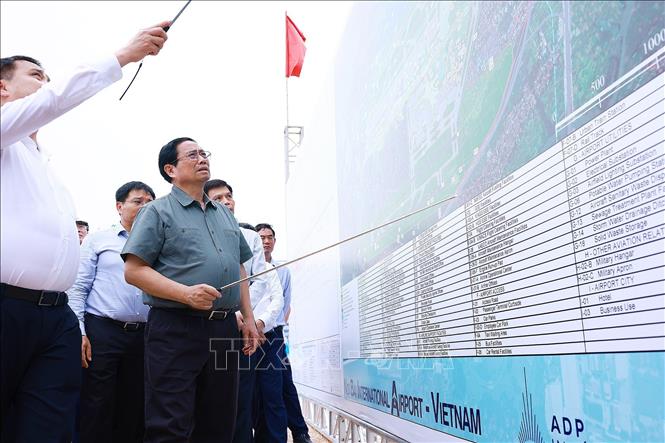Thủ tướng phát lệnh khởi công mở rộng Nhà ga hành khách T2 Cảng hàng không Quốc tế Nội Bài Thủ tướng Phạm Minh Chính xem báo cáo Dự án mở rộng Nhà ga hành khách T2, Cảng Hàng không quốc tế Nội Bài. Ảnh: Dương Giang/TTXVN