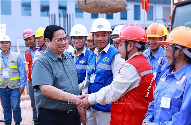 Thủ tướng phát lệnh khởi công mở rộng Nhà ga hành khách T2 Cảng hàng không Quốc tế Nội Bài Thủ tướng Phạm Minh Chính với công nhân thi công dự án. Ảnh: Dương Giang/TTXVN