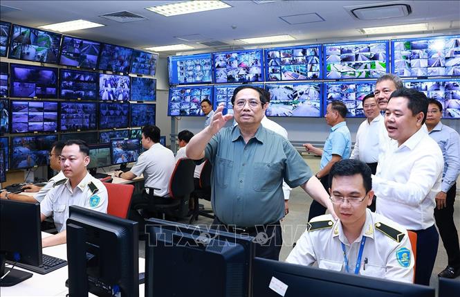 Thủ tướng phát lệnh khởi công mở rộng Nhà ga hành khách T2 Cảng hàng không Quốc tế Nội Bài Thủ tướng Phạm Minh Chính thăm Trung tâm điều hành Cảng Hàng không quốc tế Nội Bài. Ảnh: Dương Giang/TTXVN