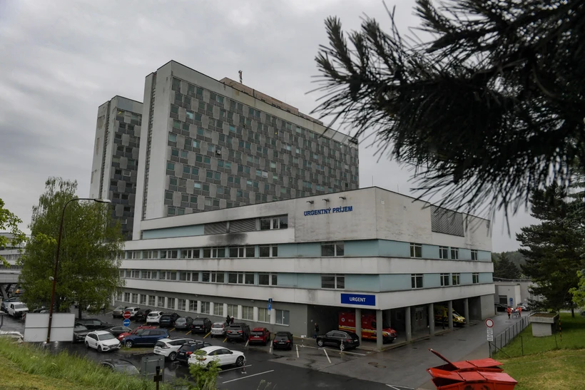 Vụ ám sát Thủ tướng Slovakia: Ông Robert Fico thoát khỏi tình trạng nguy kịch Bệnh viện Banska Bystrica, nơi Thủ tướng Slovakia Robert Fico được điều trị sau khi bị bắn, ngày 17-5-2024. (Ảnh: AFP/TTXVN)
