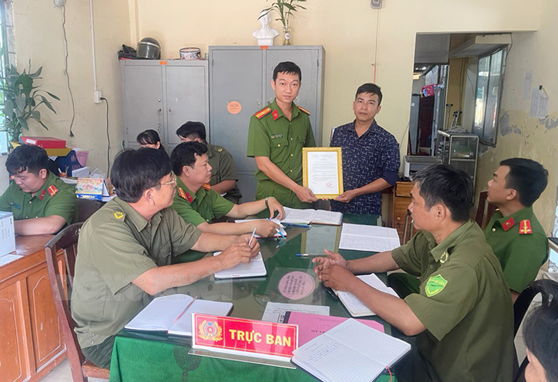 Trưởng công an xã điển hình trong học tập và làm theo Bác Thiếu tá Nguyễn Văn Khởi (trái) trao Quyết định tuyển công an viên ấp mới trong một buổi làm việc tại địa phương. Ảnh: CTV