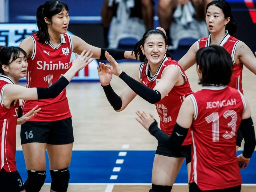 Bóng chuyền nữ Hàn Quốc thắng sốc Thái Lan, dứt chuỗi 30 trận thua ở VNL Hàn Quốc đã có màn trình diễn quá ấn tượng trước Thái Lan (Ảnh: VolleyballWorld)