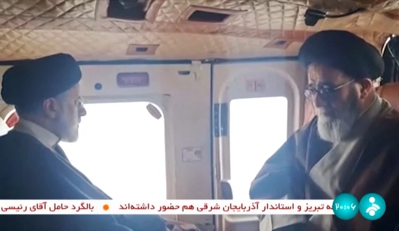 Quốc hội Iran nhóm họp lần đầu sau vụ Tổng thống Ebrahim Raisi thiệt mạng Hình ảnh do đài truyền hình nhà nước Iran IRINN phát ngày 19-5-2024: Tổng thống Iran Ebrahim Raisi (trái) trên trực thăng, trước khi chiếc máy bay bị rơi ở vùng núi tỉnh Đông Azerbaijan, phía Tây Bắc Iran. (Ảnh: AFP/TTXVN)