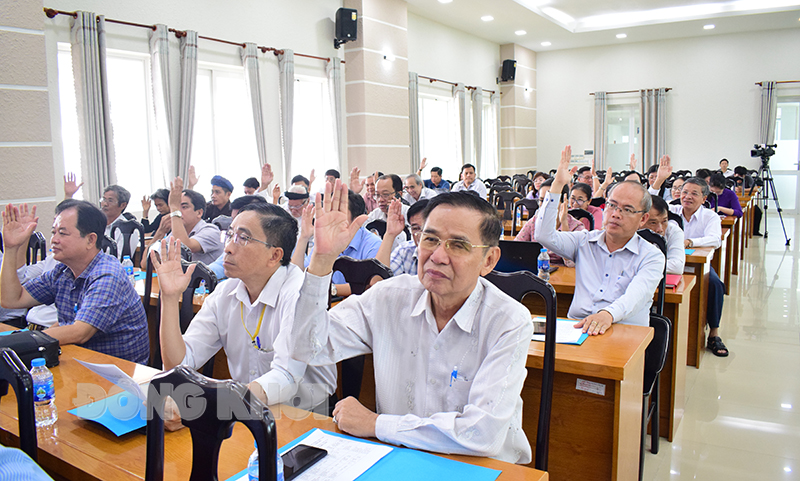 Đại biểu biểu quyết hiệp thương cử chức danh Phó chủ tịch Ủy MTTQ Việt Nam tỉnh khoá IX, nhiệm kỳ 2019 - 2024 đối với ông Nguyễn Văn Đảm.