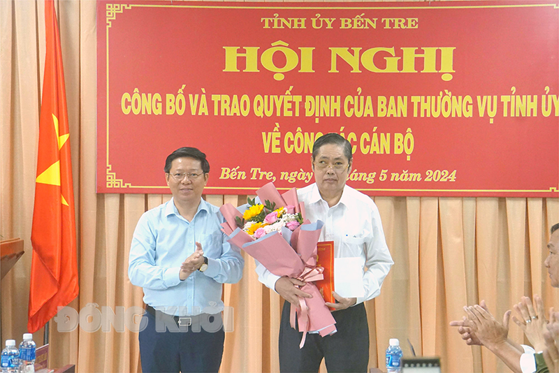 Phó bí thư Thường trực Tỉnh ủy Trần Thanh Lâm trao quyết định cho đồng chí Lao Văn Trường.