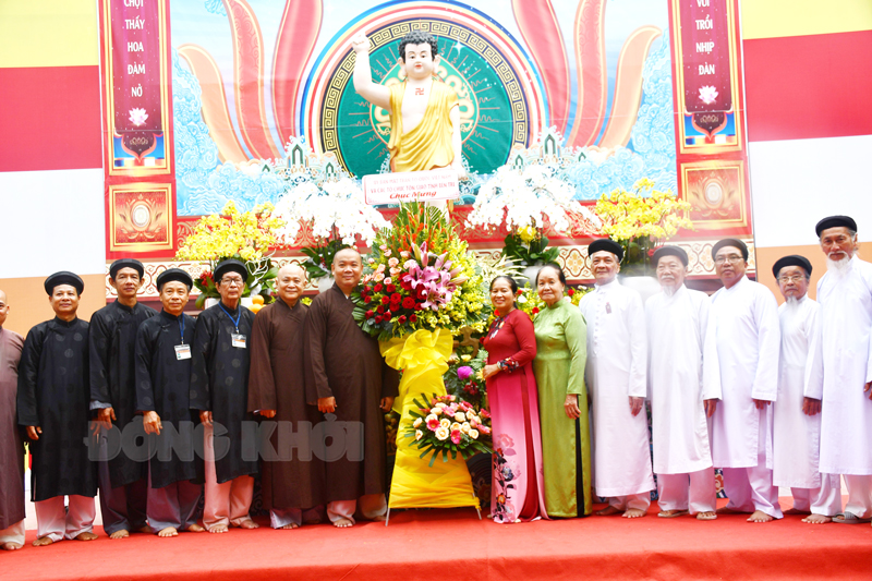 Trao hoa chúc mừng tại Ban Trị sự Giáo hội Phật giáo Việt Nam tỉnh.