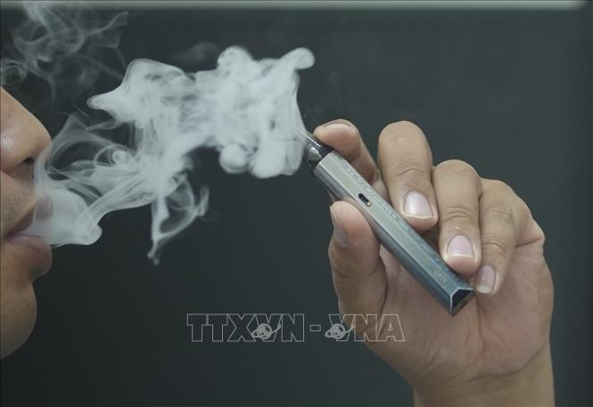Các địa phương tăng cường thực thi Luật phòng chống tác hại thuốc lá Thuốc lá điện tử, thuốc lá nung nóng đang là mối lo ngại mới. Ảnh: TTXVN